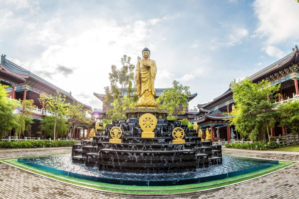 Shah Alam 富贵山庄佛道教骨灰殿区域,佛像与庭院景观