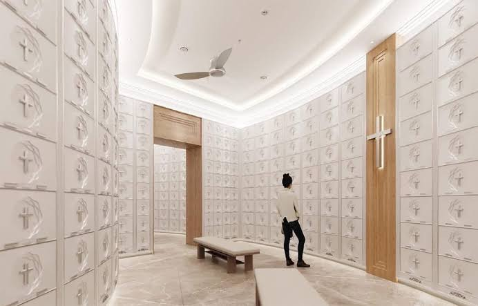 Perpetual Garden 富貴永恆生命館基督教骨灰殿,白色门板、十字架与长椅